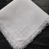 hvidt broderet bølget kant gammelt lommetørklæde tekstil